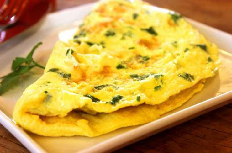 Spinazie-omelet met kerrie en chilivlokken