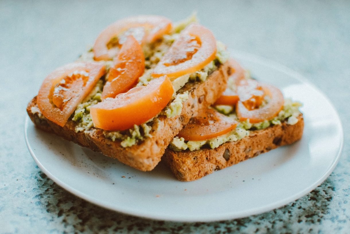 brood met tomaat en avocado