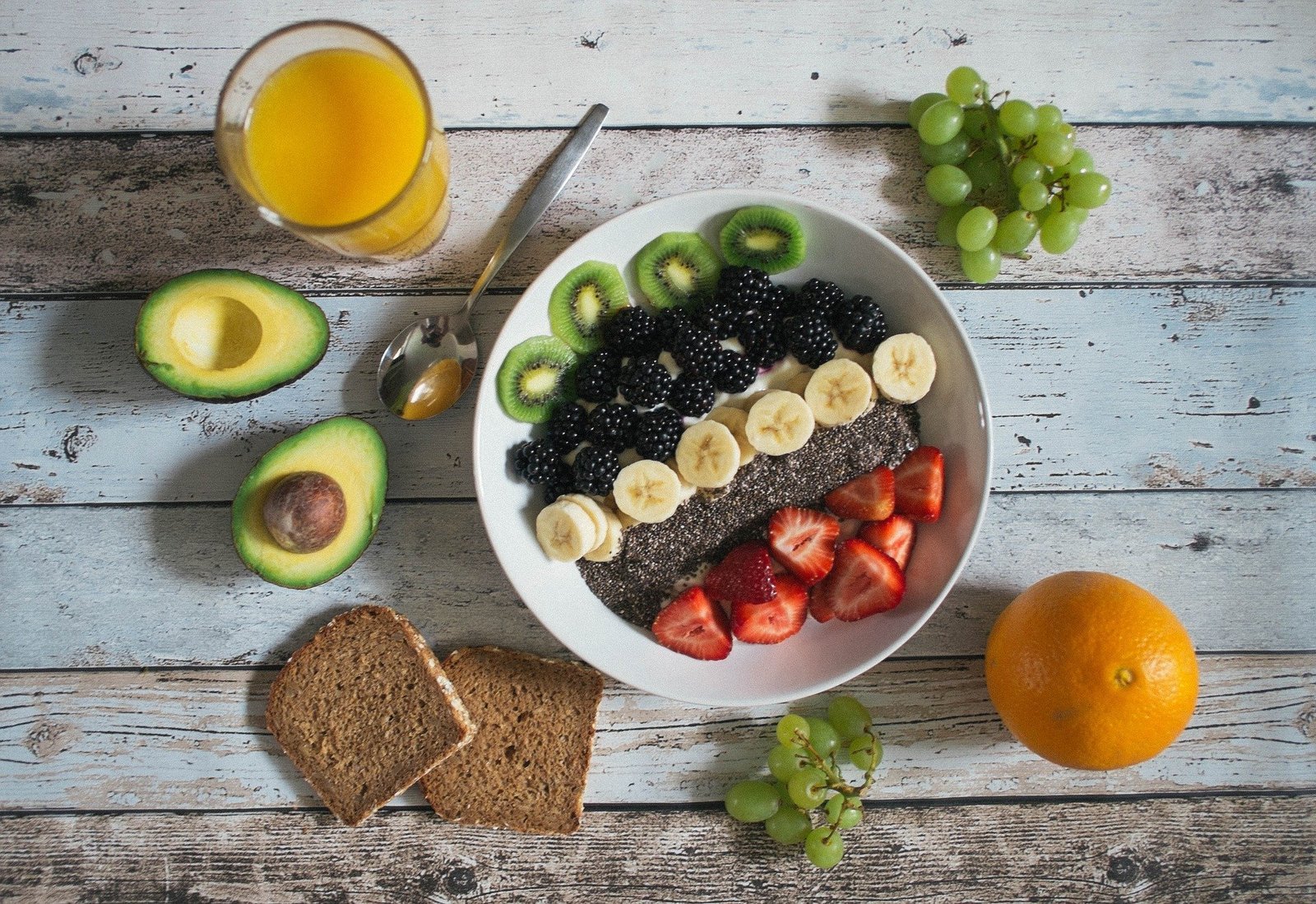 Kwark met verschillende soorten fruit en lijnzaad